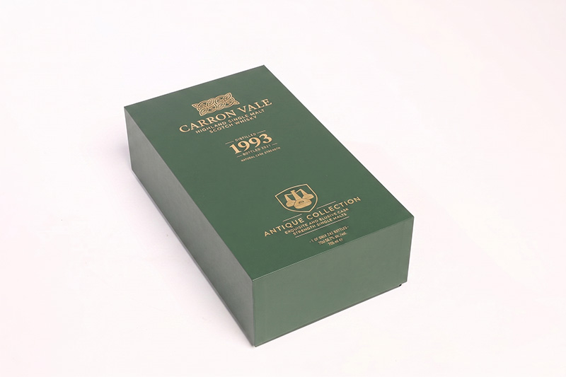 Abgewinkelte Ansicht einer grünen Premium-Schutzhülle für eine benutzer definierte Whisky-Geschenk box aus Holz