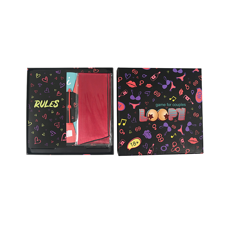 مكونات لعبة الحميمية لوبي بما في ذلك لوحة الدوار ، والبطاقات ، وعصابة العينين الساتان.