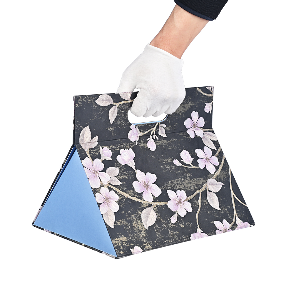 保管と組み立てが簡単な、画期的なフラットパック式ギフトボックスデザイン。