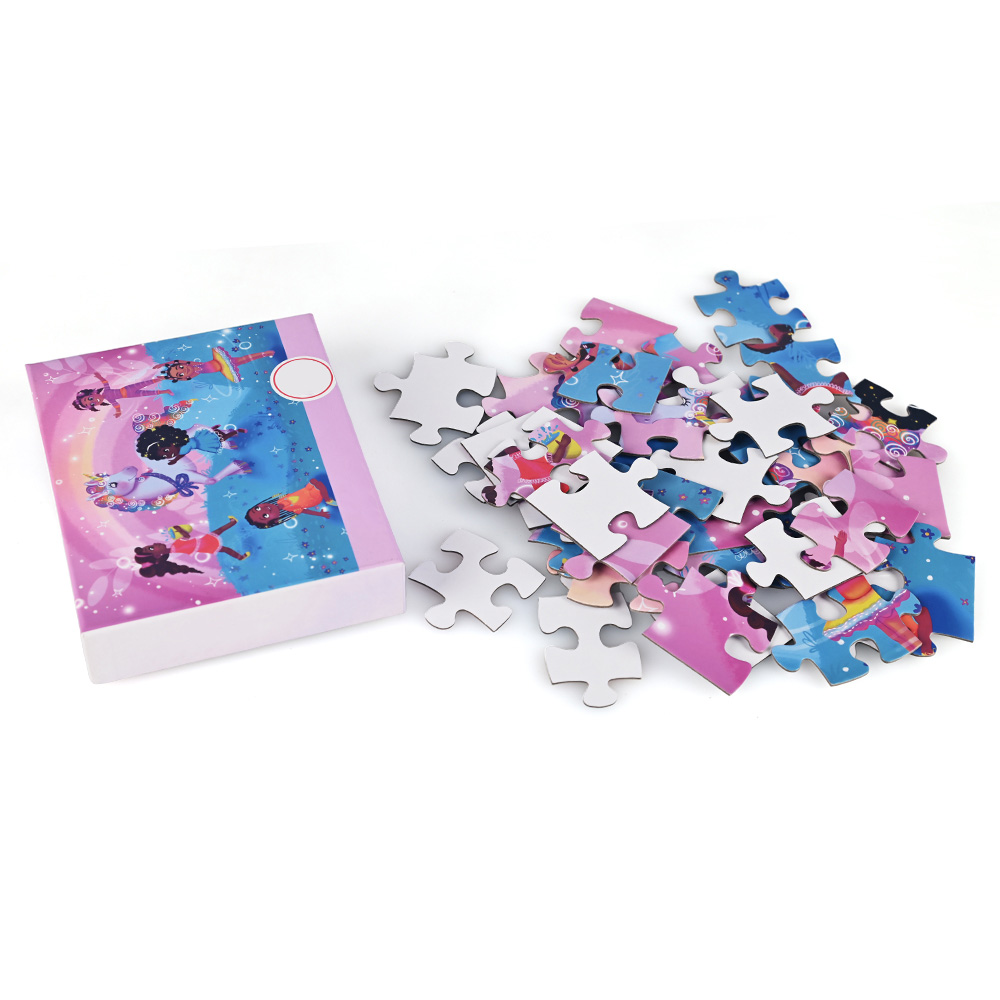 カスタムプリントされたボックスの前に高品質のオフセット印刷されたパズルのピーススタック