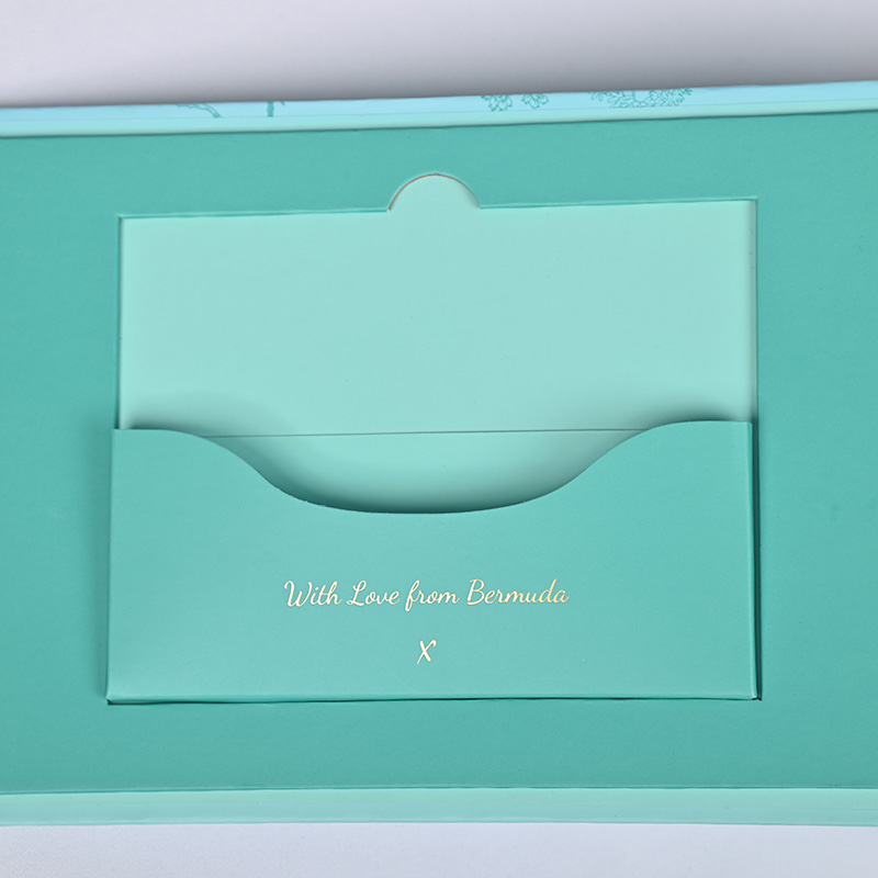 Poche intérieure en papier intégrée avec estampage de feuille d'or personnalisé à l'intérieur du couvercle de boîte cadeau en forme de livre