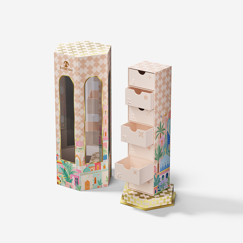 Caja de calendario de Adviento hexagonal de 7 días con múltiples cajones de cartón parcialmente sacados para regalos sorpresa.