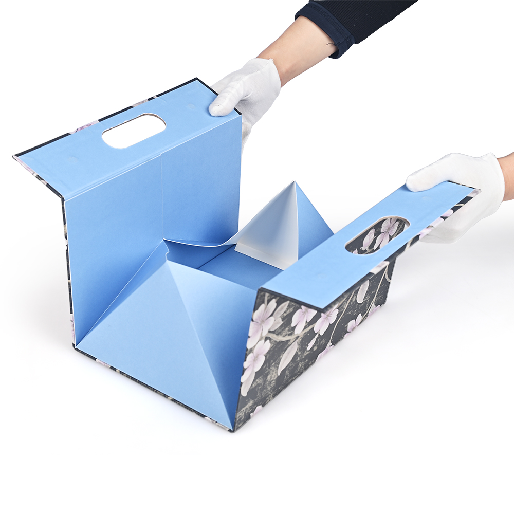 高級感あふれるマグネット式開閉の折りたたみ箱。一体型の持ち手付き。