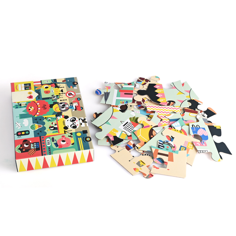 Juguete interactivo de aprendizaje preescolar con piezas de rompecabezas gruesas y duraderas esparcidos.