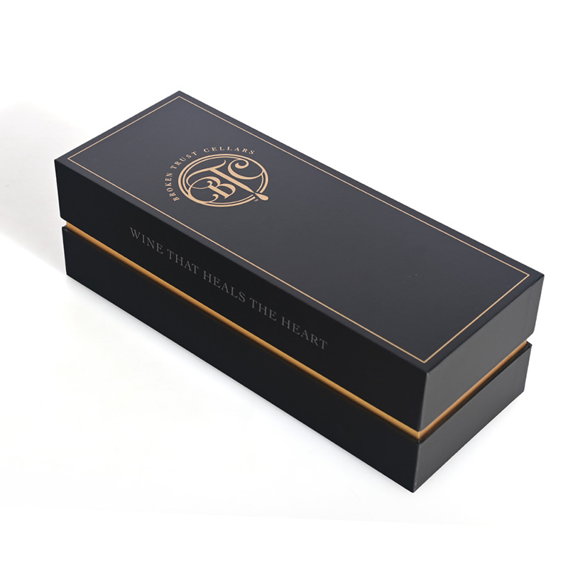 Geschlossene schwarze starre Wein geschenk box, die flach mit eleganten Gold rändern liegt.