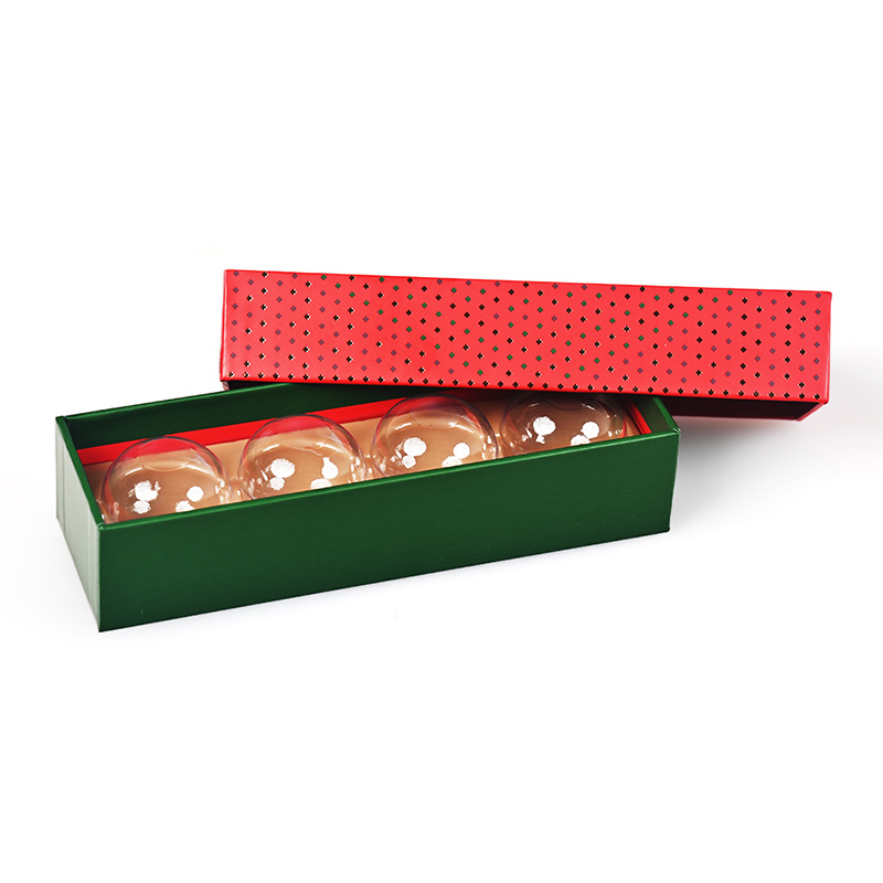 Halb geöffnete lebendige Schokoladen trüffel boxen mit Plastiks chutz hülle und dunkelgrüner Basis.