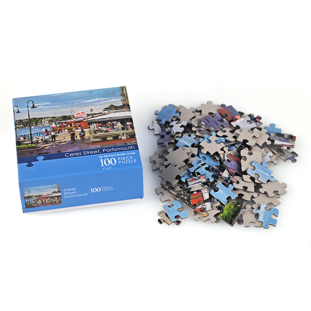 مواد صديقّة لقطعة بانوراما تصنيع الألغاز مع صندوق أزرق.