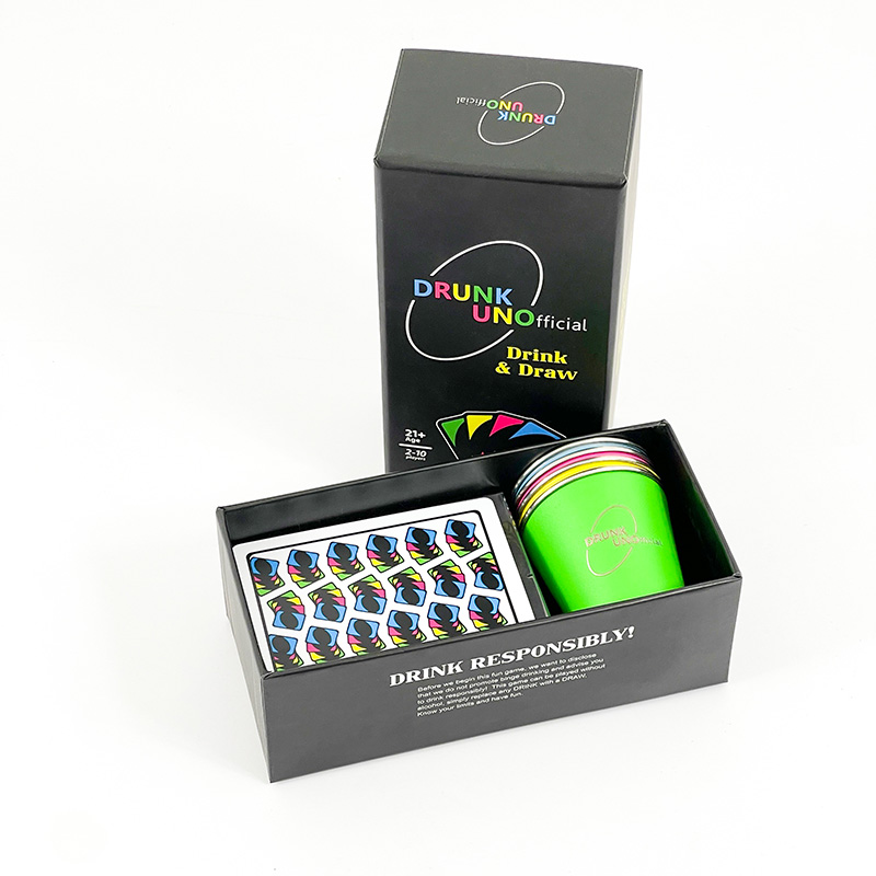 Empaque de caja negra para juego no oficial borracho por Brothersbox, abierto para mostrar tarjetas y vasos de chupito de colores.