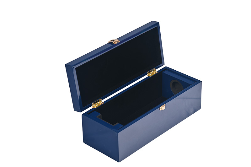Tiro superior angular de caixa de presente de vinho de madeira lacada azul aberta com forro protetor preto e inserção de garrafa personalizada visível. Embalagem personalizada Brothersbox.