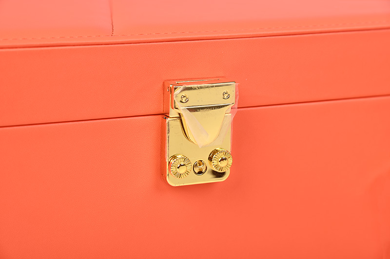 Close-up of Gold Lock Closure for Luxury Wine Glass Case