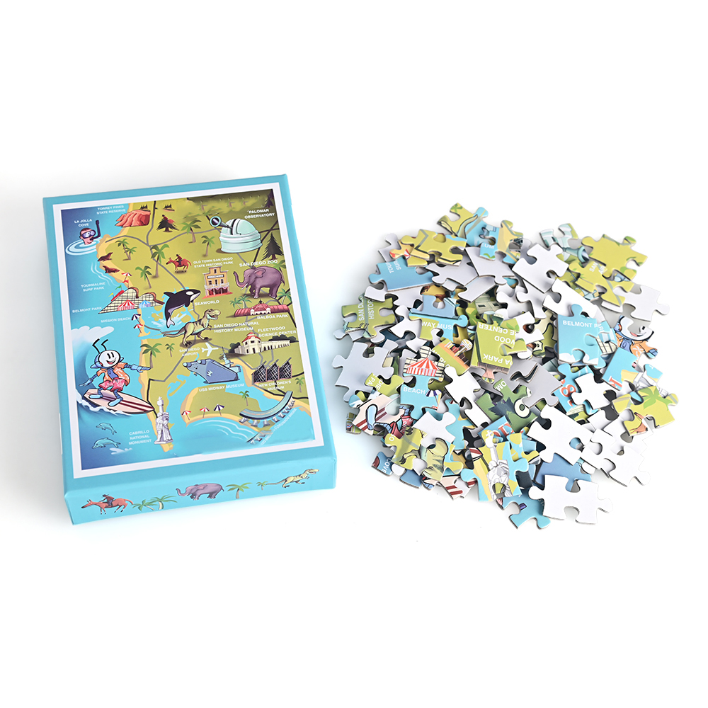 Flache Karten-Puzzle-Box neben einem Stapel hochwertiger Steinschlag-Puzzleteile aus kunden spezifischem Karton