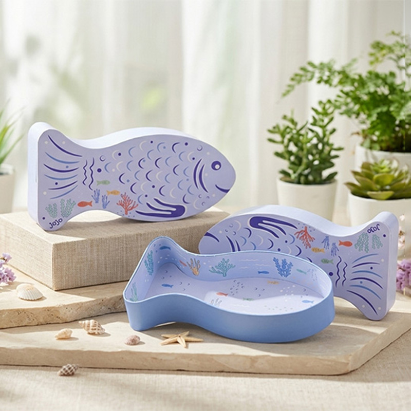 Caja de regalo para niños abierta de dos piezas con forma de pez, que muestra los patrones marinos internos