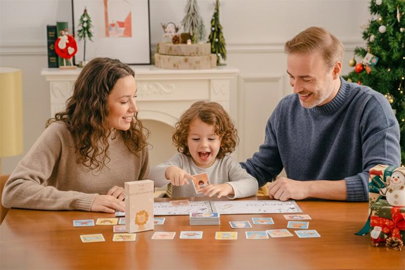 手描きのシンボルを持つ幼児向けの教育用フラッシュカード: 太陽、スノーフレーク、動物。