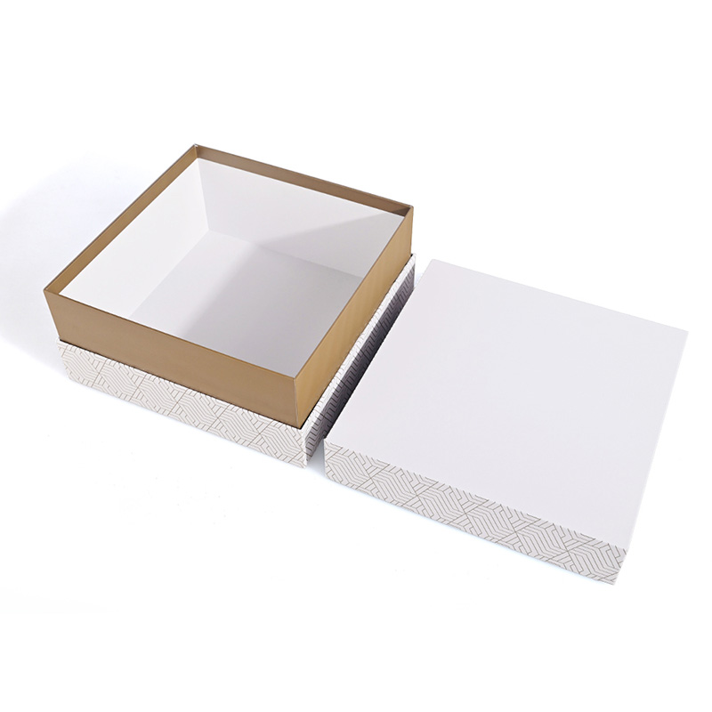 Vue détaillée de l'or ouvert à motifs Brothersbox parfum boîte de cou, séparés de base bordée d'or et le couvercle.