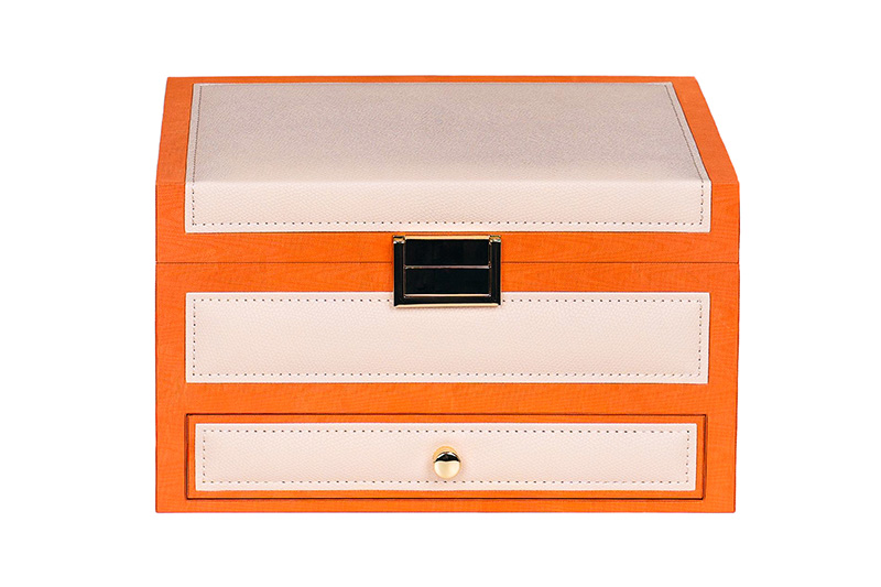 Vista frontal de la caja de reloj cerrada de doble nivel naranja y cuero crema con cierre dorado