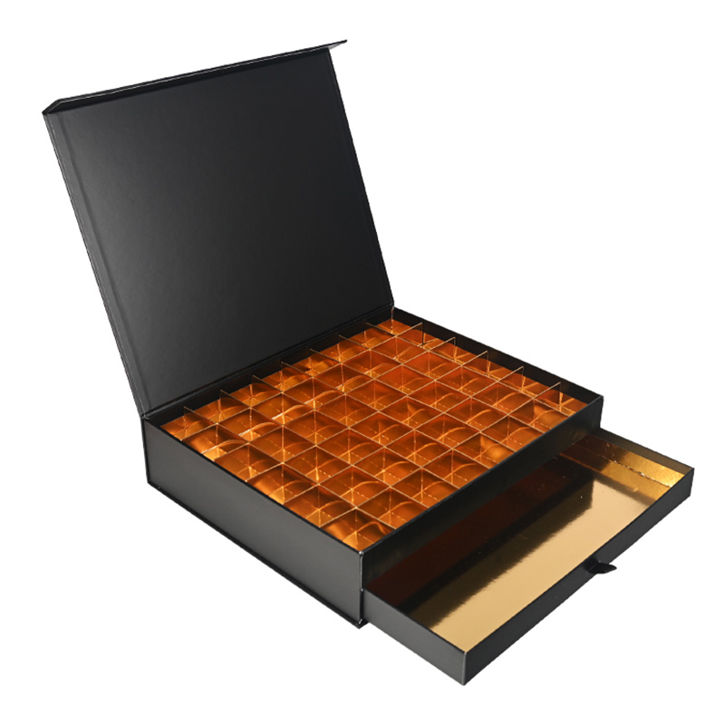 Vollständig geöffnete, zweilagige Luxus-Schokoladenbox mit metallisch goldener Innenrastellage und Einschubfach.