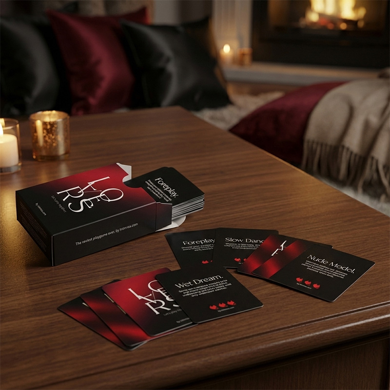 Ambiente acogedor fecha noche con romántico juego de cartas en la Mesa