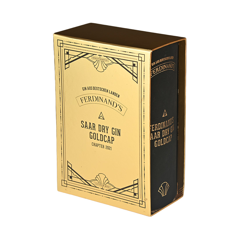 صندوق من الورق المقوى الصلب بتصميم كتاب فاخر يظهر العمود الفقري الأسود ورقائق الذهب.