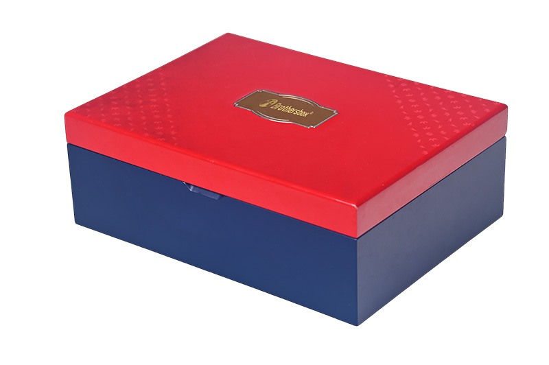 Vue inclinée d'un luxe rouge et bleu boîte d'emballage de thé en bois avec une plaque Brothersbox métallique personnalisé.