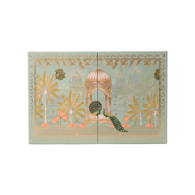 Vue de face de la boîte cadeau personnalisée à poser, ornée d’une illustration traditionnelle représentant un palais et un paon