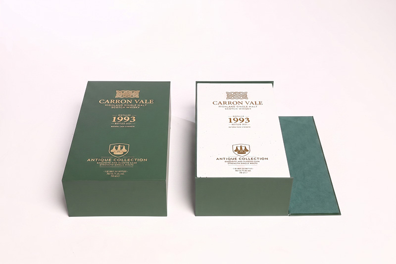 Weiße luxuriöse Holz-Wein-Geschenk box aus der grünen Schutzhülle