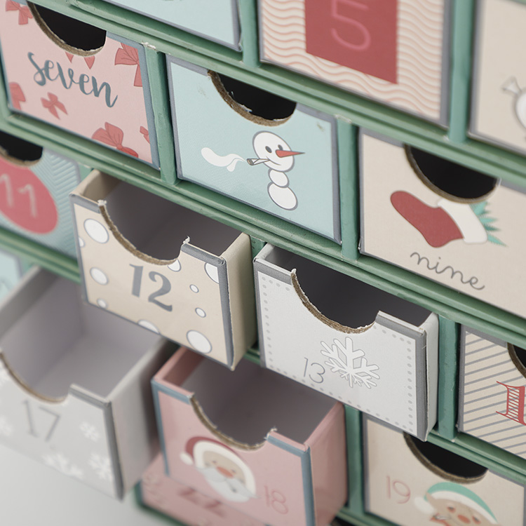 Boîte de calendrier de l'avent en forme d'arbre montrant les tiroirs en papier coulissants vides pour le remplissage de cadeaux