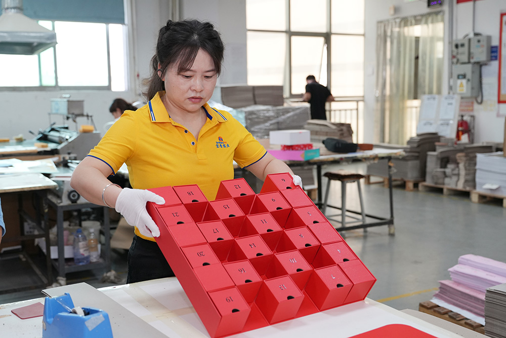 Every OEM cosmetics box undergoes final inspection to ensure it matches your original vision before being securely shipped to your global destination.
