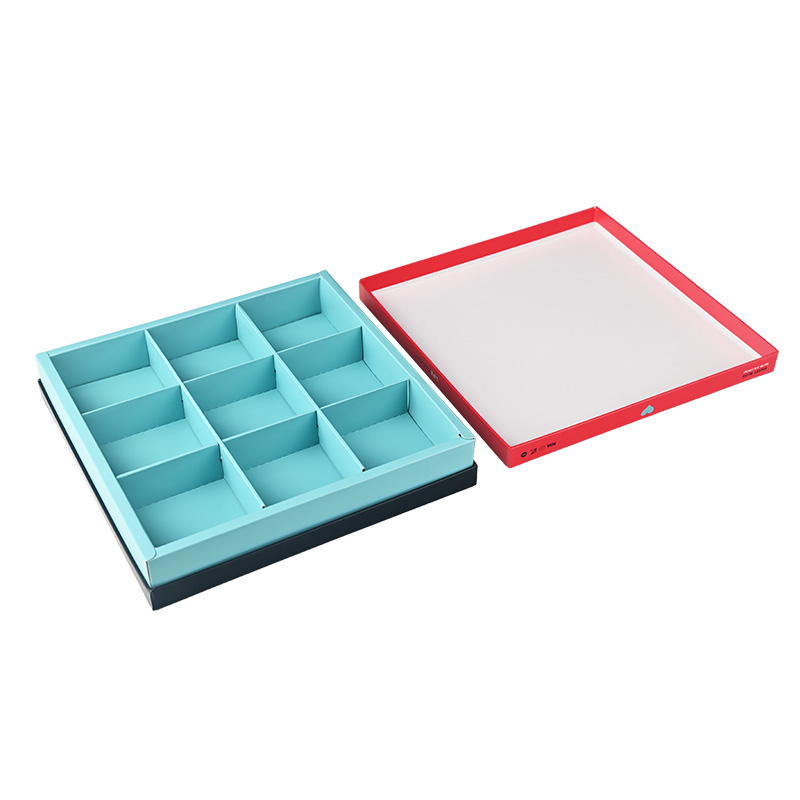 Vollständig geöffnete quadratische leere Süßigkeiten-Verpackungs boxen, die Basis und Deckel separat anzeigen