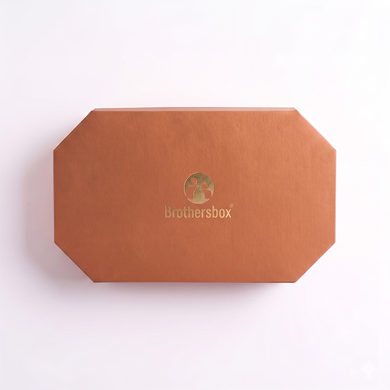 Draufsicht auf geschlossene elegante achteckige Trocken frucht geschenk box in Kupfer finish.