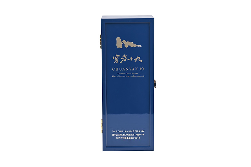 Caixa de vinho de madeira premium fechada para uísque de edição limitada, com impressão detalhada em ouro na frente.