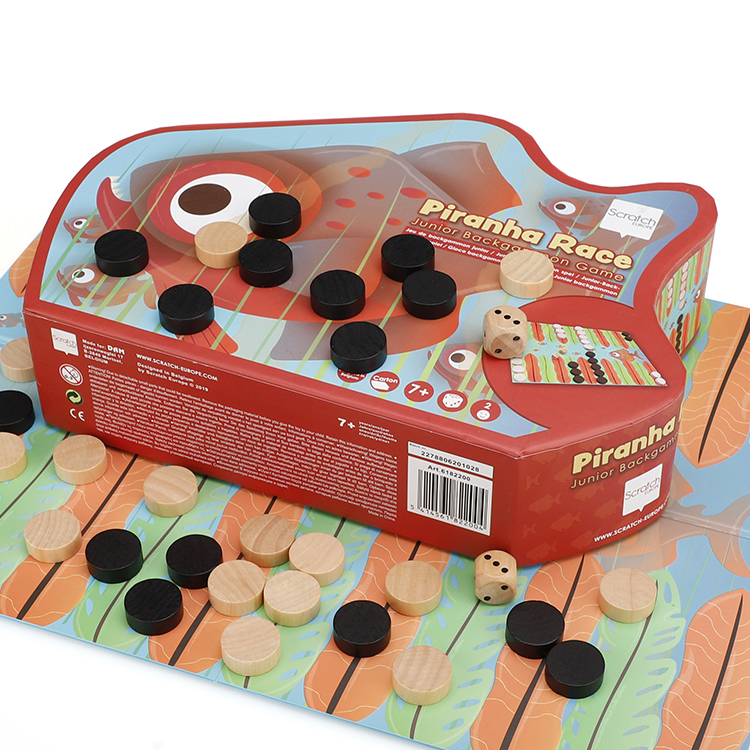 عن قرب من الداما الخشب الأسود والطبيعي على لوحة ألعاب نابضة بالحياة تحت الماء.