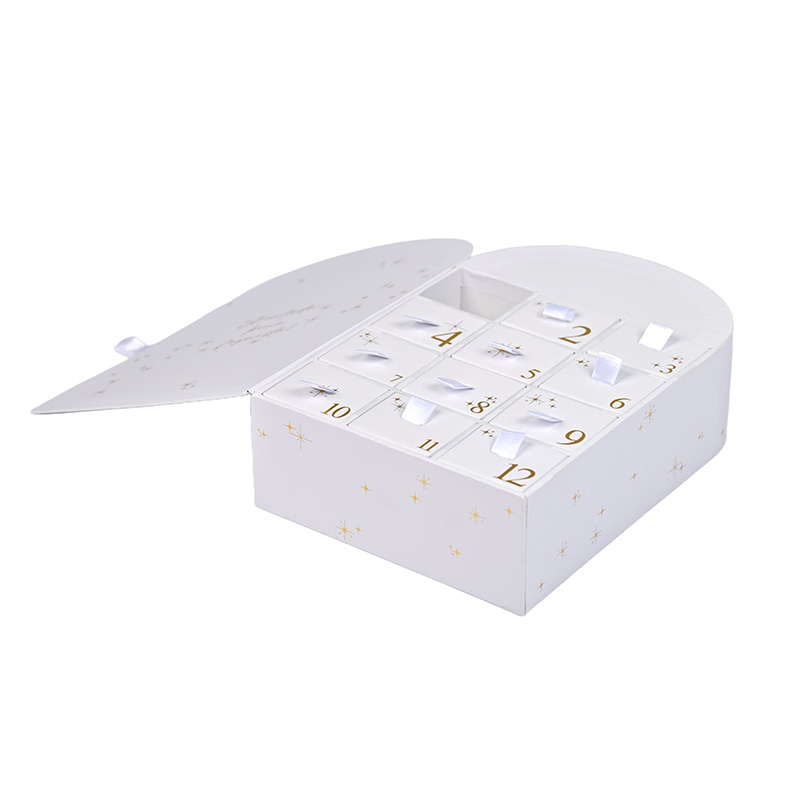 Flat-lay perspective d'un calendrier de l'avent bijoux voûté boîte avec un tiroir ouvert pour révéler l'espace intérieur