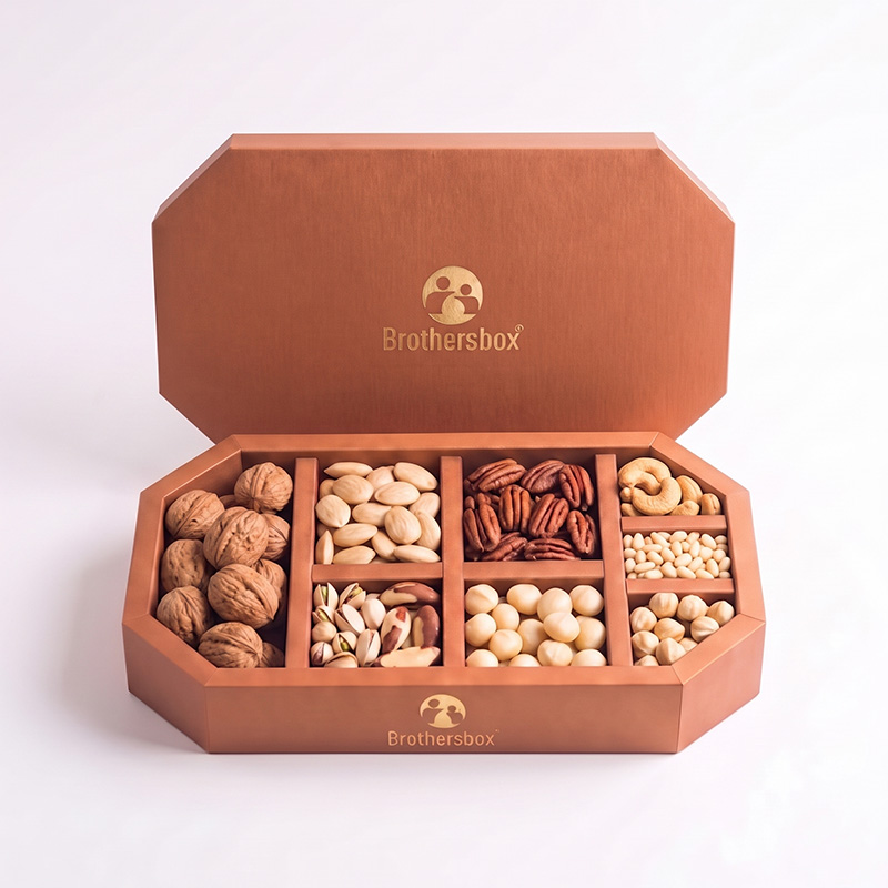 Elegante achteckige Geschenk box für trockene Früchte von Brothers box, gefüllt mit verschiedenen Nüssen.