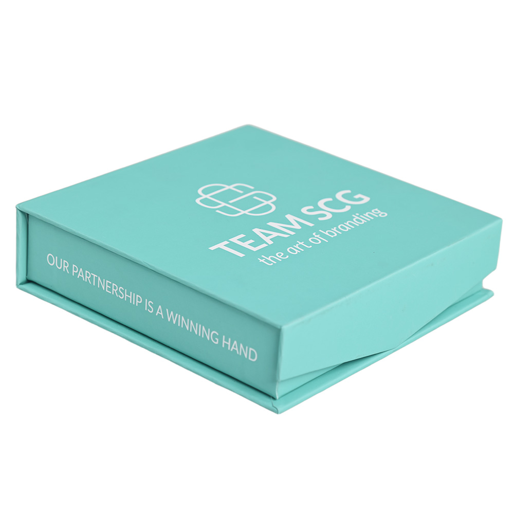 بطاقات لعب مطبوعة مخصصة متميزة مع نردات مطابقة في صندوق هدايا مغناطيسي ذو علامة تجارية.