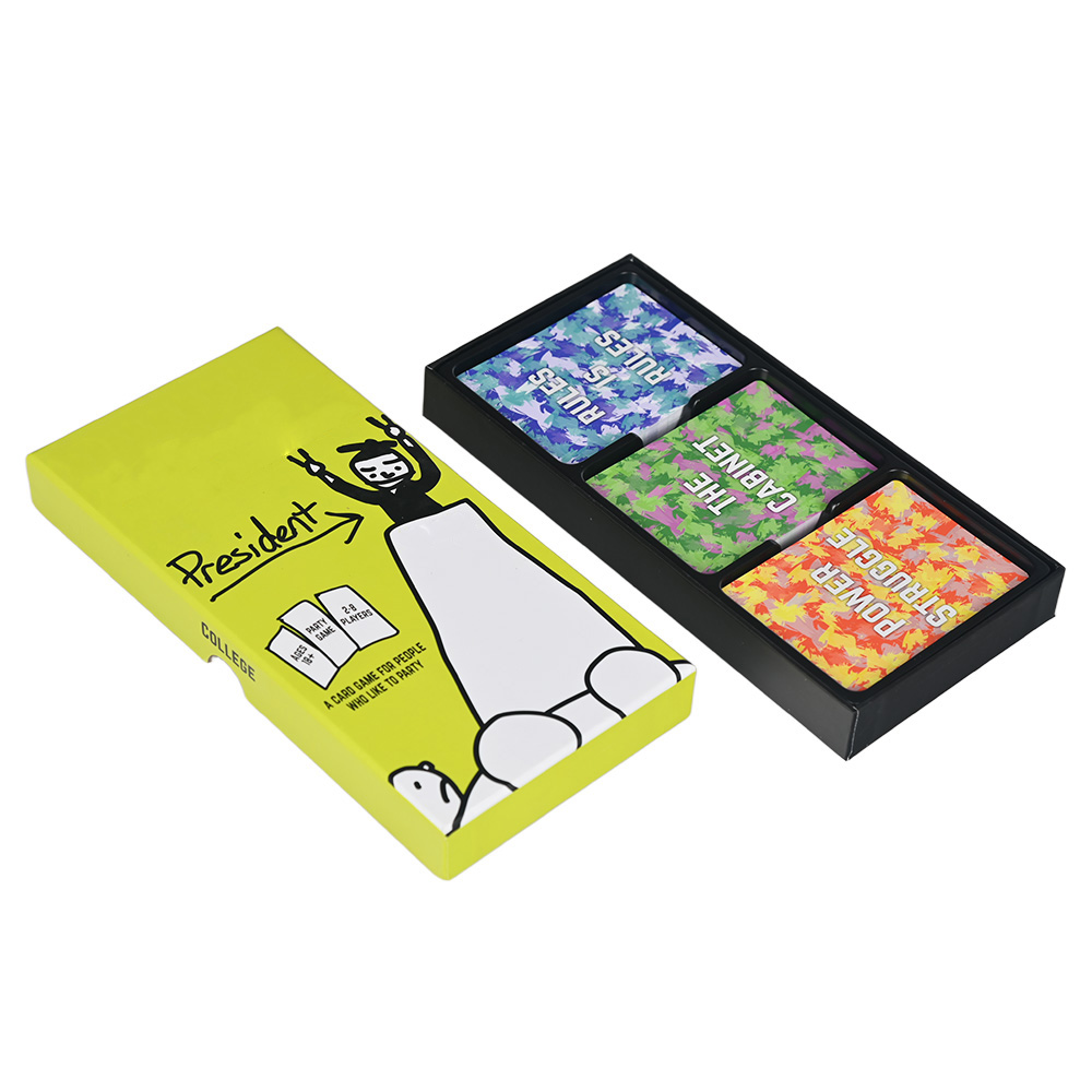 Caja de juego de cartas abierta mostrando bandeja interior de plástico negro personalizado y tres cubiertas.