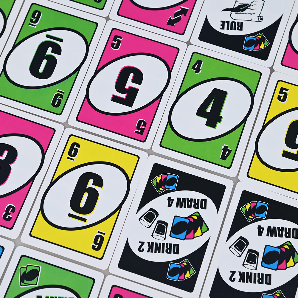 عن قرب من بطاقات لعبة الشرب تظهر الشراب 2 سحب 4 والميكانيكا العكسة.