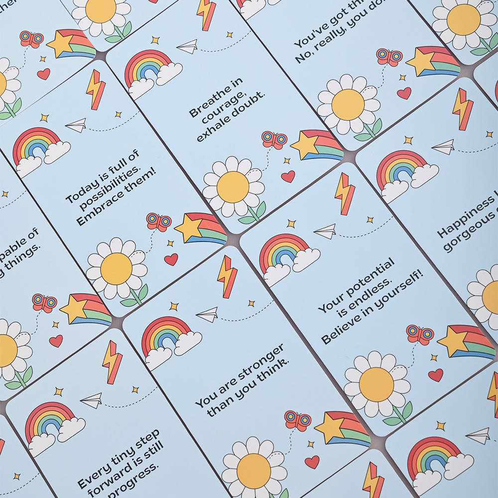 Vista detallada de Las tarjetas flash de los niños con citas inspiradoras como "eres capaz de hacer cosas asombrosas".