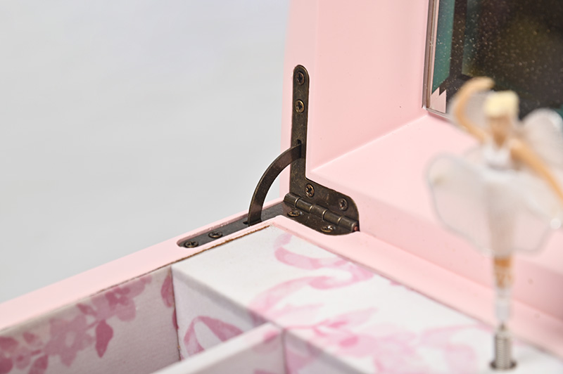 the hinges of jewelry box