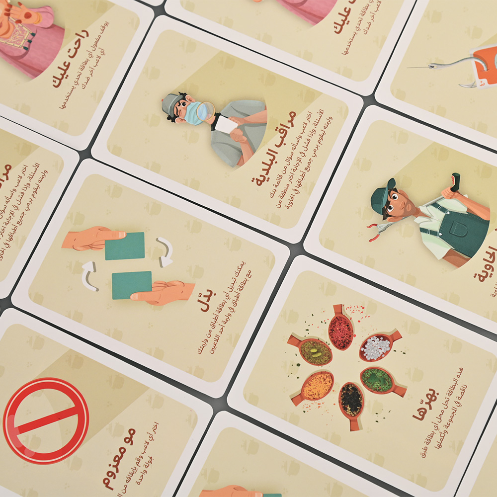 Vista detallada de tarjetas de carácter y tarjetas de desafío para el juego de mesa educativo familiar.