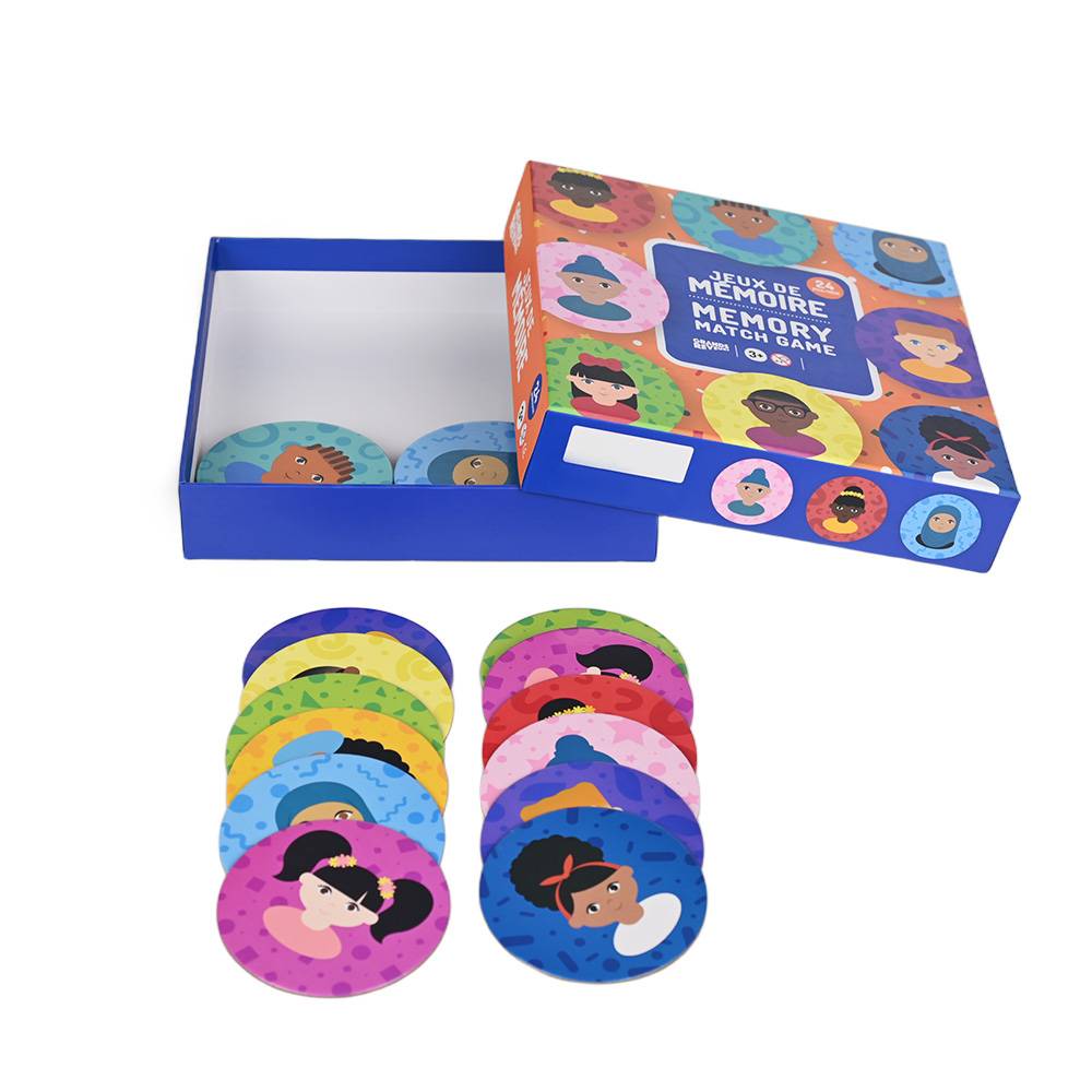 Les familles jouent à des jeux de match de mémoire pour les activités de liaison à l'intérieur.