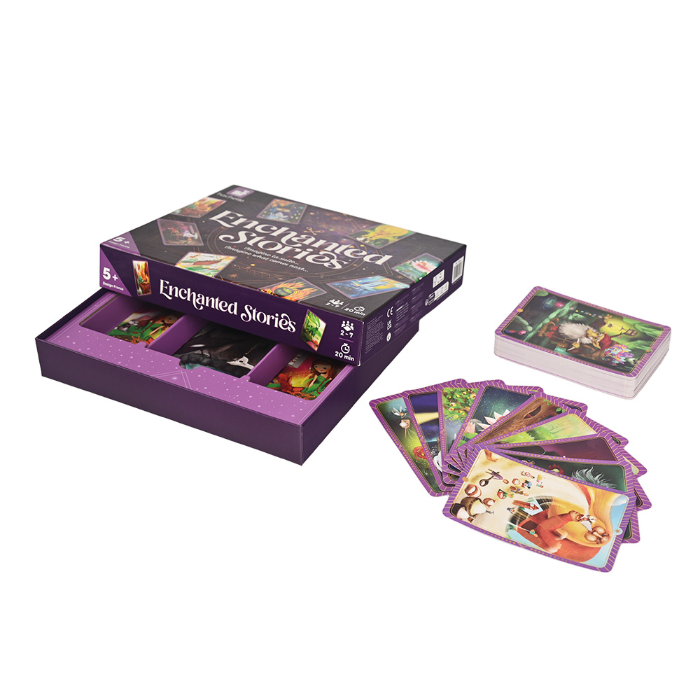 عرض داخلي لصندوق ألعاب الطاولة مع إدراجات مخصصة لتنظيم البطاقات والرمز.