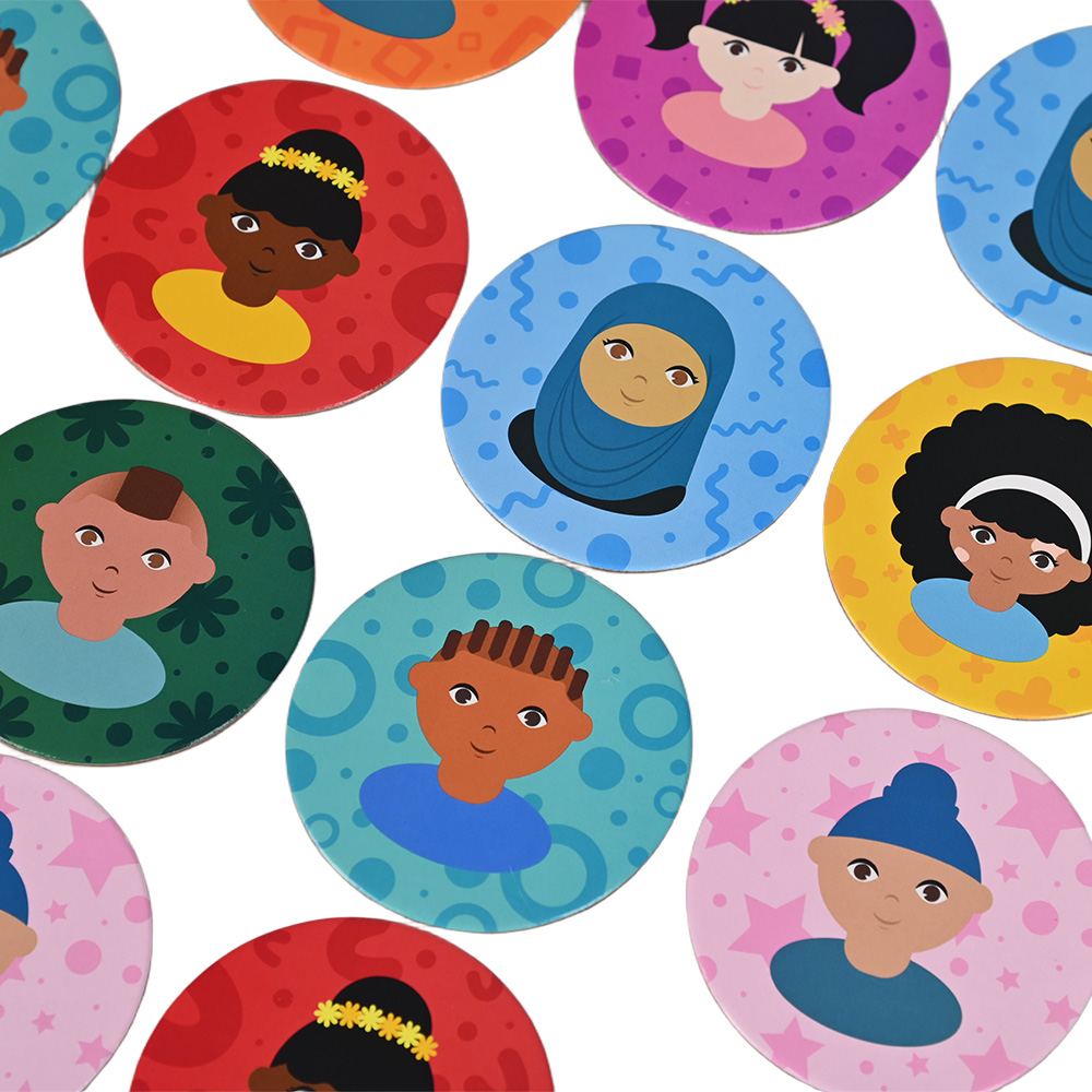 Close-up de cartes circulaires imprimées de haute qualité avec des bords lisses.