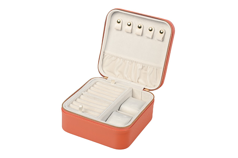 Vista interior en ángulo del joyero que muestra el cojín del reloj y el almacenamiento de múltiples compartimentos.