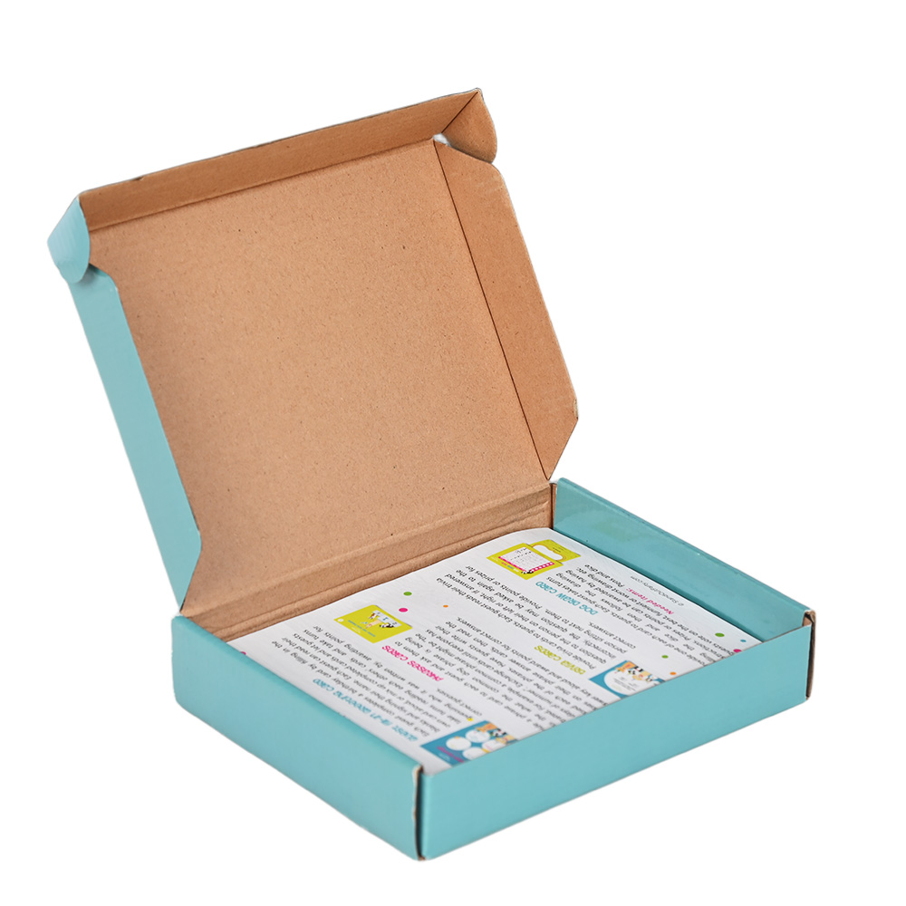 Draufsicht der Hundeparty-Spiel komponenten: Anweisung karte, Würfelspiel und Quiz karten ausgebreitet.