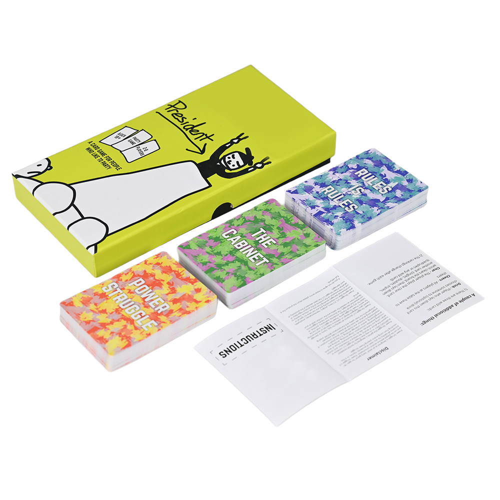 Manual de Instrucciones doblado y barajas de cartas dentro de una caja de juego personalizada.