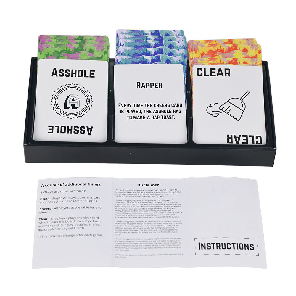 Caja de juego de cartas abierta mostrando bandeja interior de plástico negro personalizado y tres cubiertas.