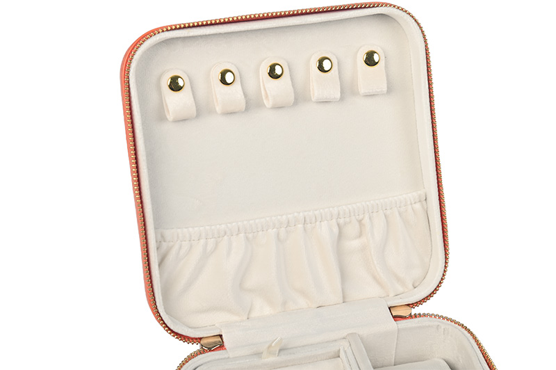 Vista explosionada que muestra la bandeja de anillo extraíble y divisores ajustables para un almacenamiento de joyas versátil.