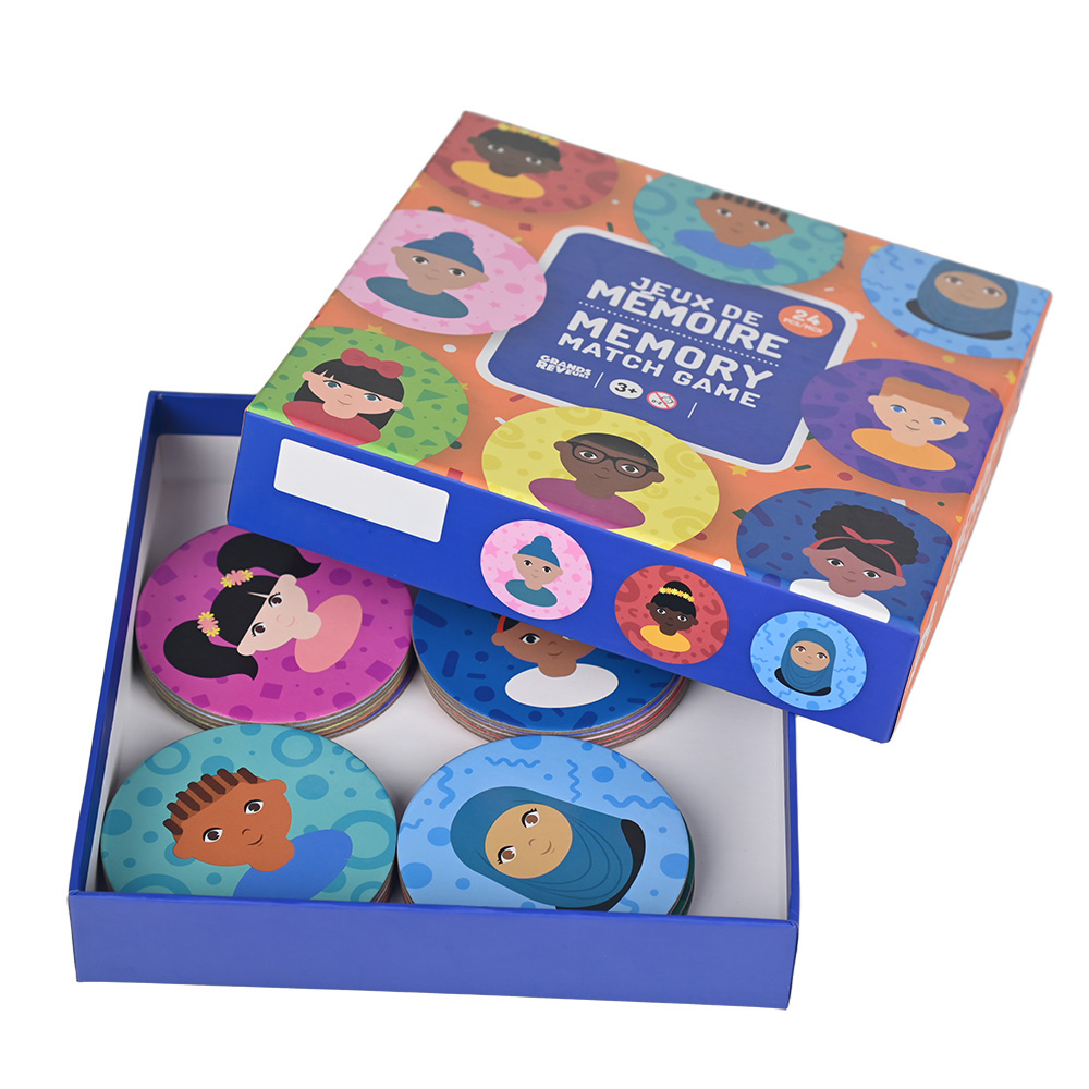 Divers portraits d'enfants dessinés à la main sur des cartes mémoire éducatives.