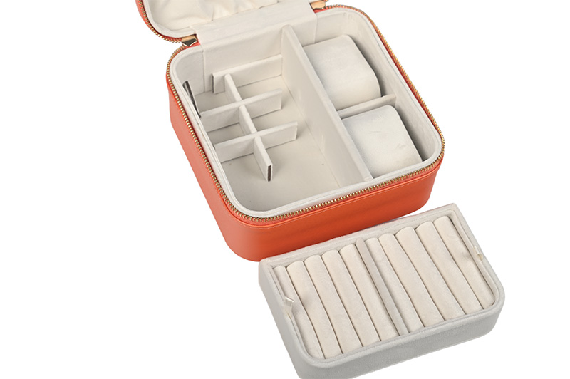 Vista interior en ángulo del joyero que muestra el cojín del reloj y el almacenamiento de múltiples compartimentos.