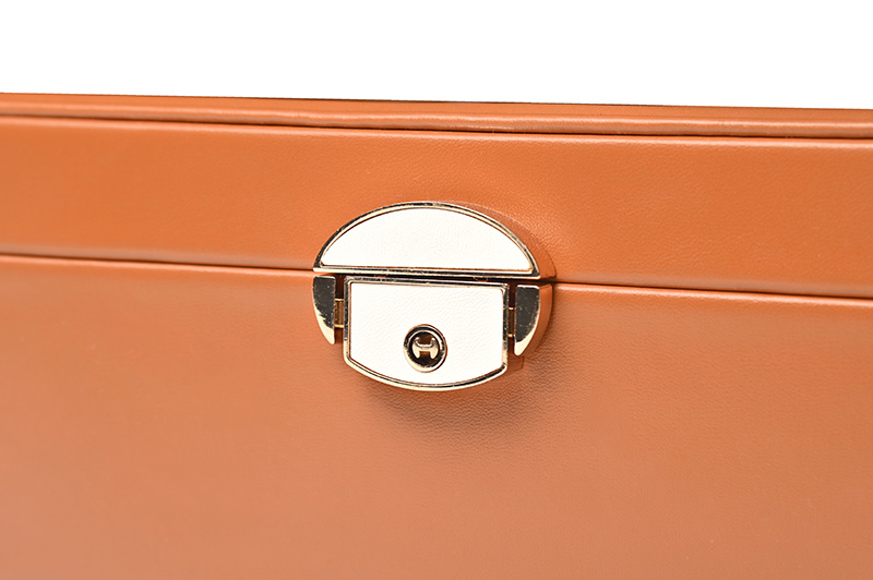 the clasp of jewelry case